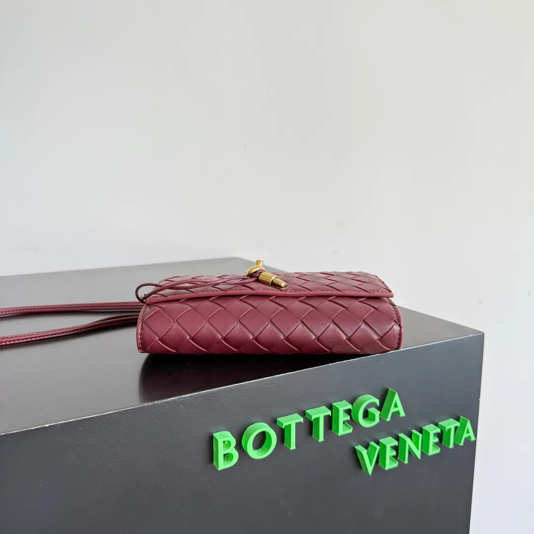 Batch 1560 Bottega Veneta 2025 early autumn series Andiamo handbag, a really good bag, mini crossbody bag, classic woven leather clutch, metallic button and rope closure, simple but not simple, elegant texture, elegant weaving attitude. Style No.: 836940 Color: Barro Red Size: 19*12.6*2cm